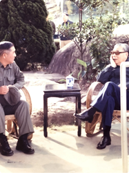 Chiang Chung-ling (left) has a private moment with President Chiang Ching-kuo (right) in Quemoy, where the former serves as the military commander of the island, May 1980.