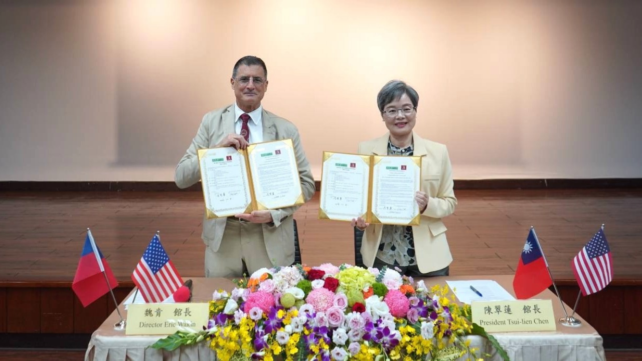 Tsui-lien Chen (right), president of the Academia Historica, and Eric Wakin (left), director of the Library & Archives, sign the MOU in Taipei.