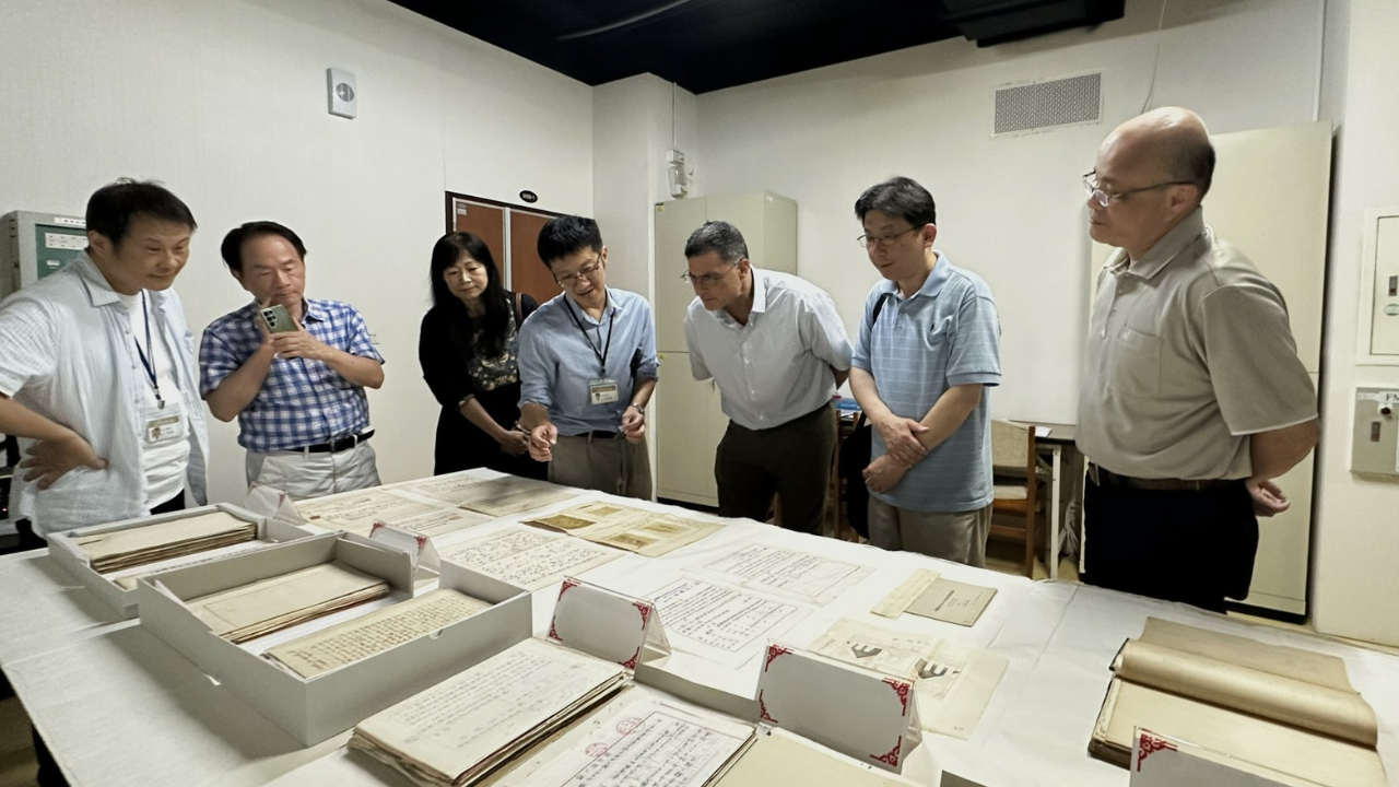Director Eric Wakin tours the Taiwan Historica and reviews valuable archival materials related to Taiwan during the Japanese colonia period (1895-1945). 