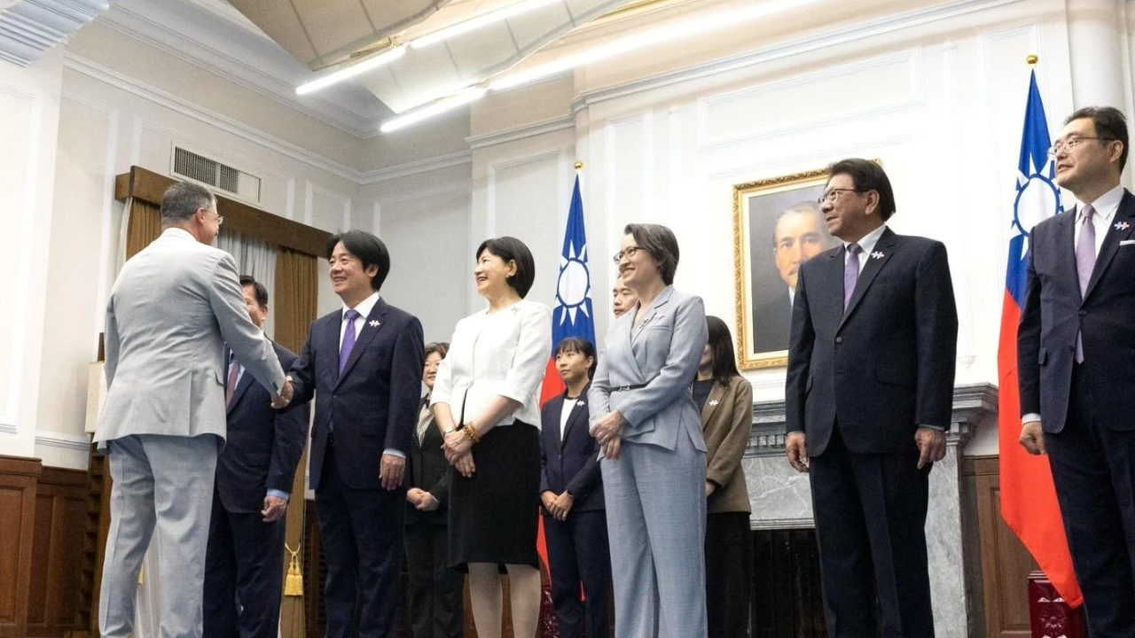 Library & Archives Director Eric Wakin pays respects to President William Lai on Taiwan’s National Day.