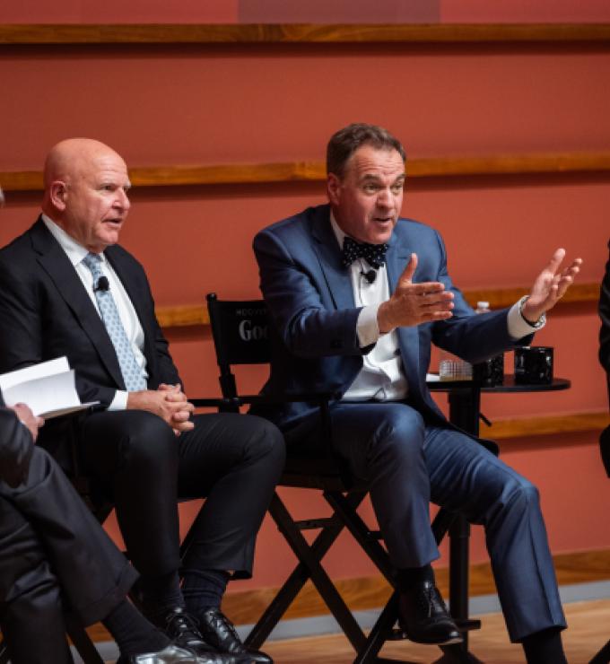 Senior Fellow and GoodFellows host Niall Ferguson gestures to the audience during a live taping of their podcast in Hoover’s Hauck Auditorium on April 22, 2026. (Patrick Beaudouin)