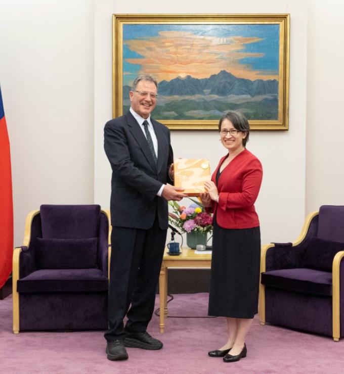Hoover Senior Fellow Larry Diamond and Taiwan Vice President Hsiao Bi-khim are seen in Taiwan’s Presidential Hall on September 7, 2026.
