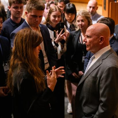 Senior Fellow H.R. McMaster speaks with students at the annual Hoover Institution Summer Policy Boot Camp on August 13, 2025. (Patrick Beaudouin)