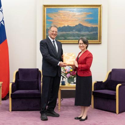 Hoover Senior Fellow Larry Diamond and Taiwan Vice President Hsiao Bi-khim are seen in Taiwan’s Presidential Hall on September 7, 2026.