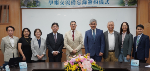 Eric Wakin (middle), Sean Lei (fourth from right), director of the Institute of Modern History, Academia Sinica, and a group of distinguished guests at the MOU signing ceremony.