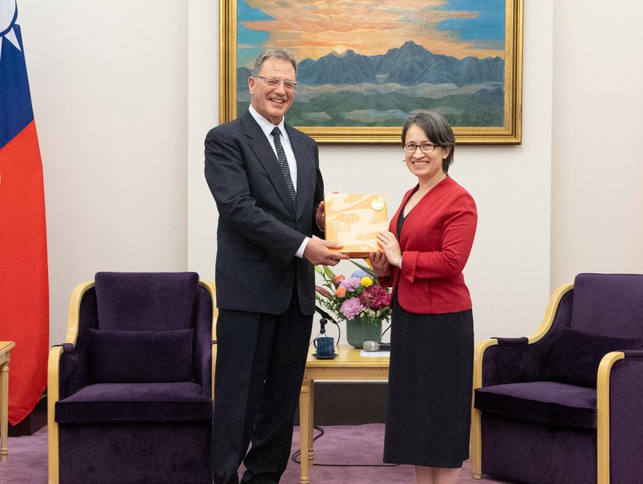 Hoover Senior Fellow Larry Diamond and Taiwan Vice President Hsiao Bi-khim are seen in Taiwan’s Presidential Hall on September 7, 2026.